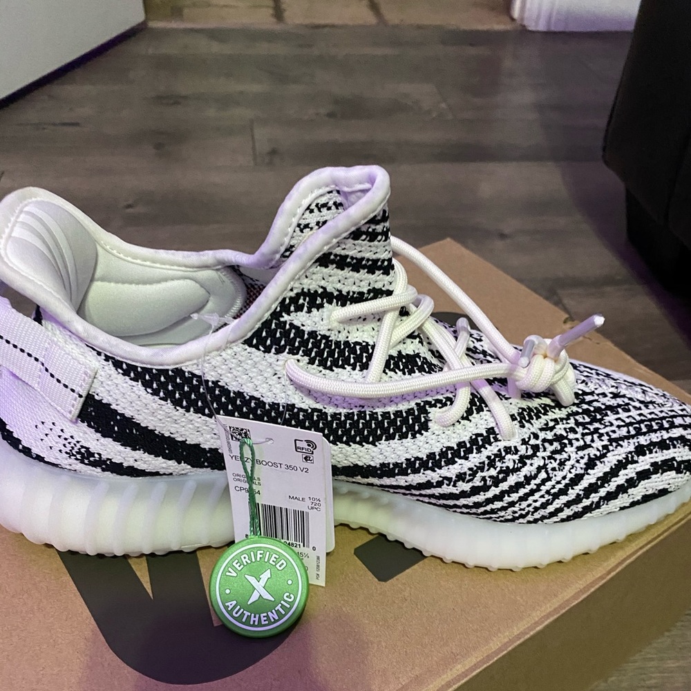 Yeezy Zebra 350 V2 Size 11 DS w/ StockX tags